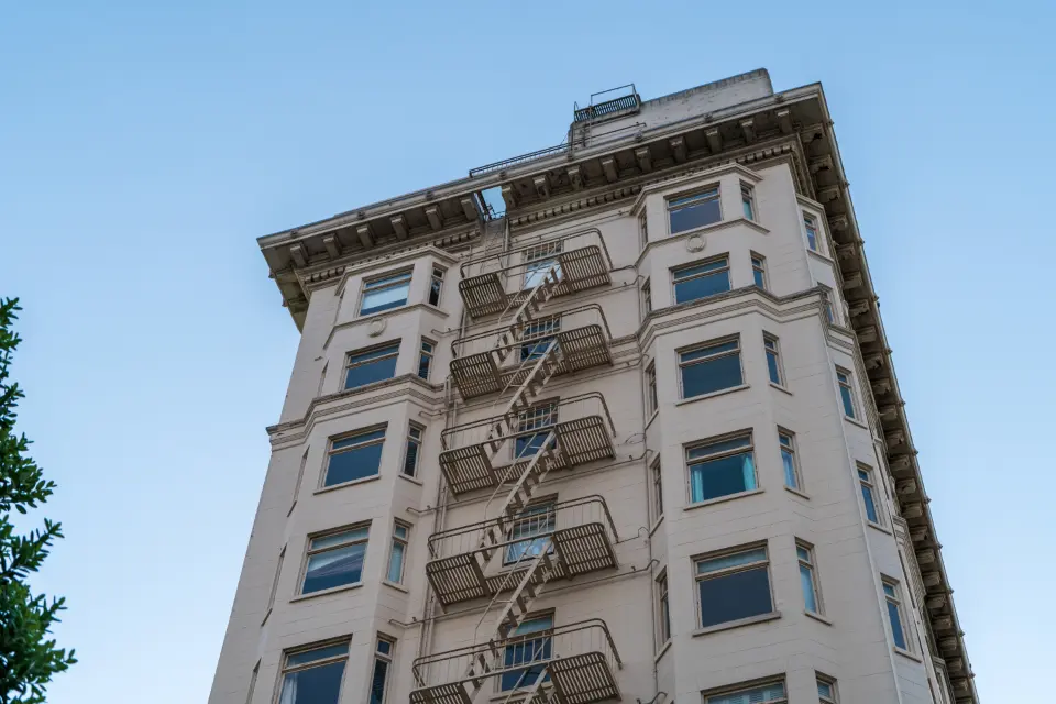 Façade d’un immeuble résidentiel ancien avec ses balcons et son escalier de secours